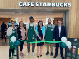 On procède à la coupure de ruban pour l'inauguration du café Starbucks