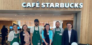 On procède à la coupure de ruban pour l'inauguration du café Starbucks