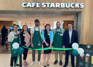 On procède à la coupure de ruban pour l'inauguration du café Starbucks