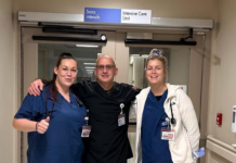 Deux infirmières et un infirmier en scrubs