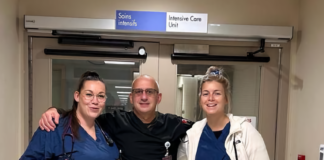 Un stagiaire c’est bien … mais deux c’est mieux Deux infirmières et un infirmier en scrubs