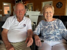 un homme et une femme assis se tenant la main