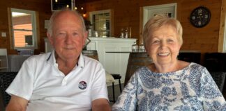 un homme et une femme assis se tenant la main