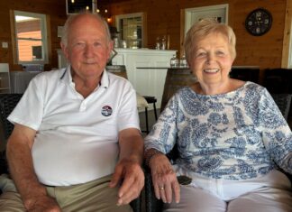 Domaine Perrault : une passion entre deux verres de blanc un homme et une femme assis se tenant la main