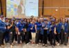 plusieurs personnes en bleu dans un auditorium