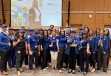 plusieurs personnes en bleu dans un auditorium