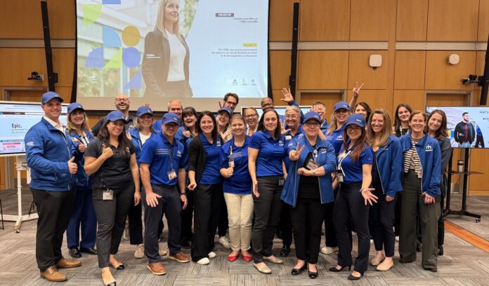 equipe-forum plusieurs personnes en bleu dans un auditorium