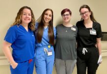 Quatre femmes en scrubs souriantes