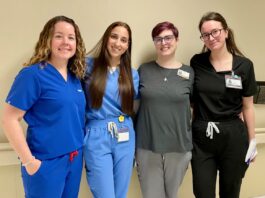 Quatre femmes en scrubs souriantes
