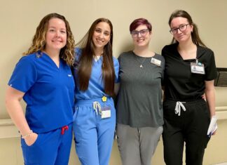 Retrouver espoir grâce à l’orthophonie Quatre femmes en scrubs souriantes