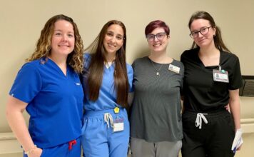Quatre femmes en scrubs souriantes